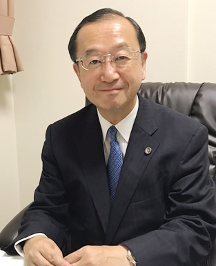尾崎弁護士の写真